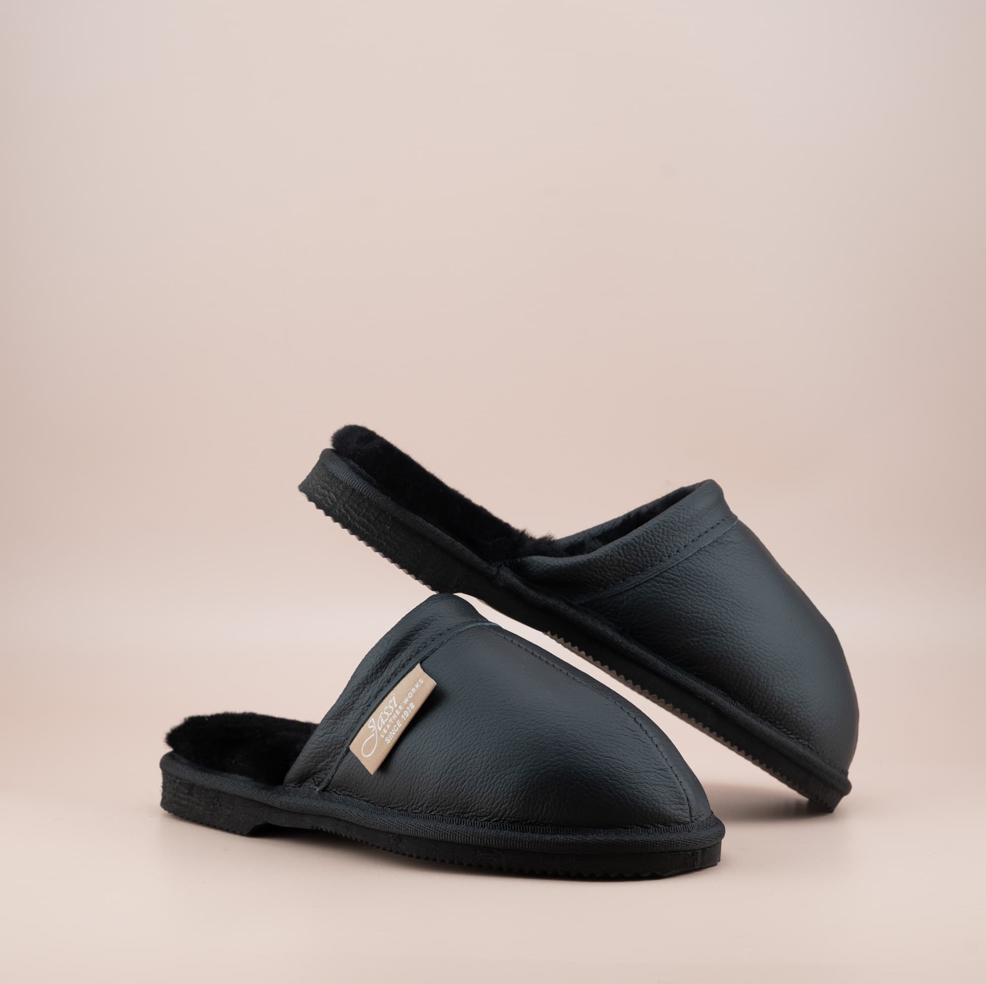 Men's ugg scuffs with an elegant leather finish in black, front and inside view of the pair. #color_leather black