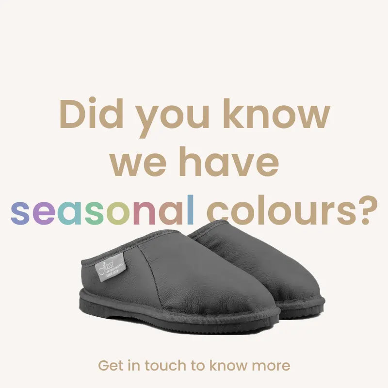 Ugg mewels with a leather finish and a variety of seasonal colours, front side view. #color_seasonal