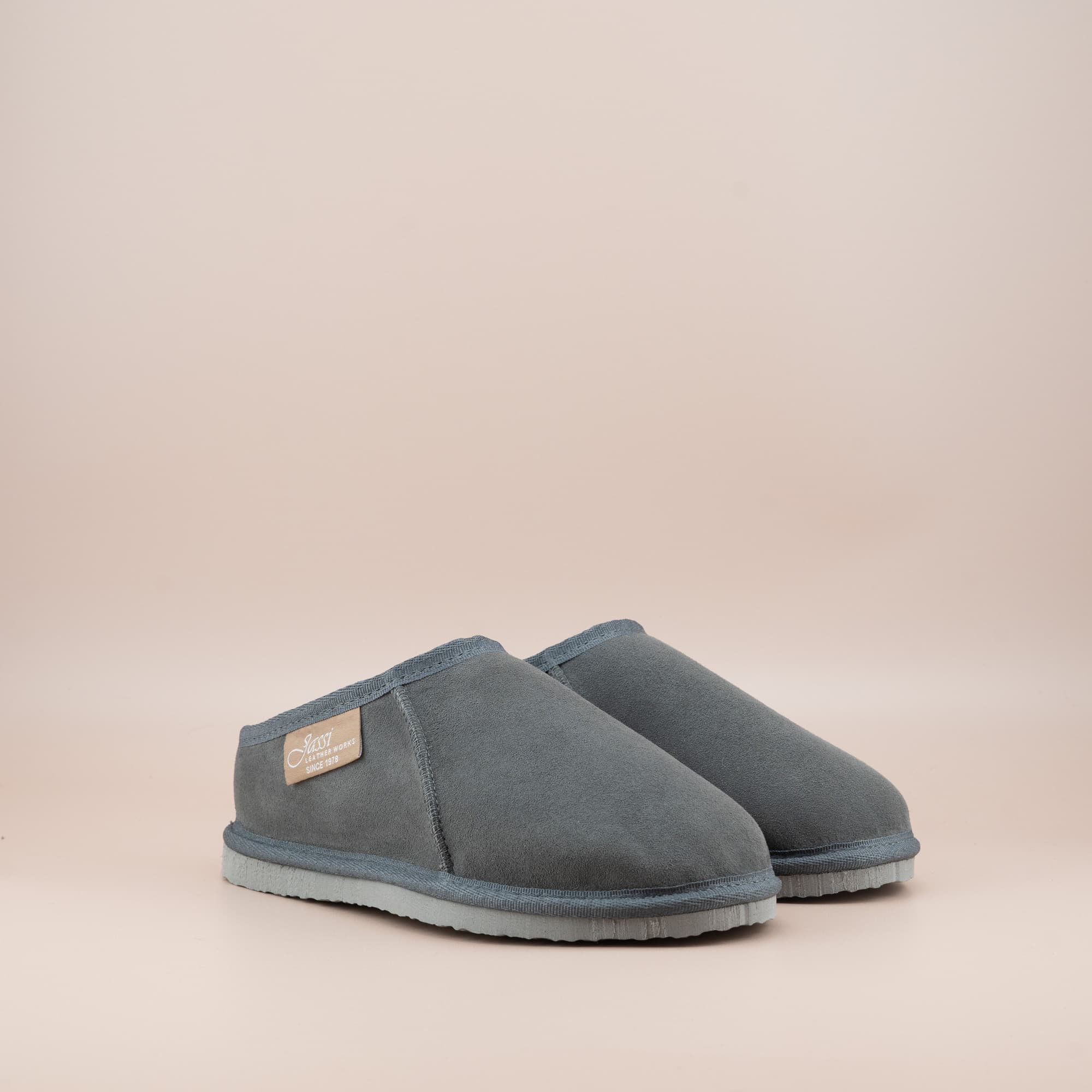 Women's ugg mewels in grey suede, side view of the pair. #color_grey